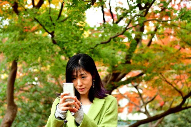 一名日本女子在东京的秋叶下自拍图片下载