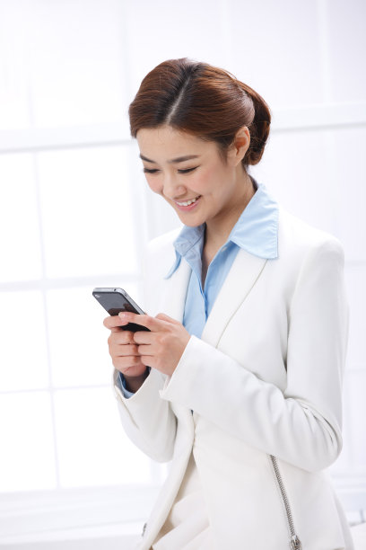 青年商务女士发短信图片下载