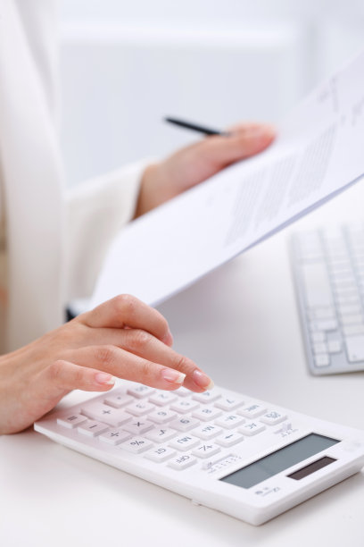 青年商务女士用计算器图片下载