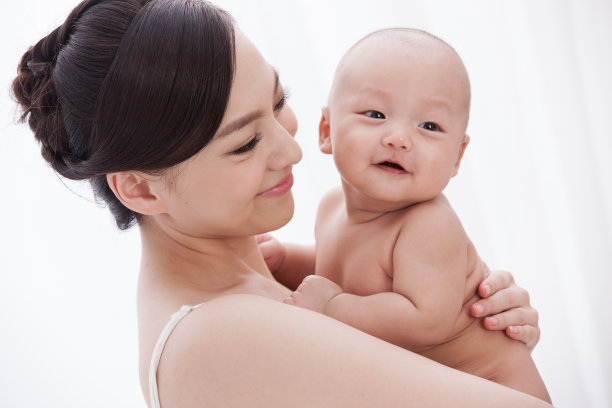 幸福妈妈抱着孩子图片下载