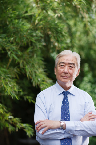 一个老年男人双臂交叉图片下载