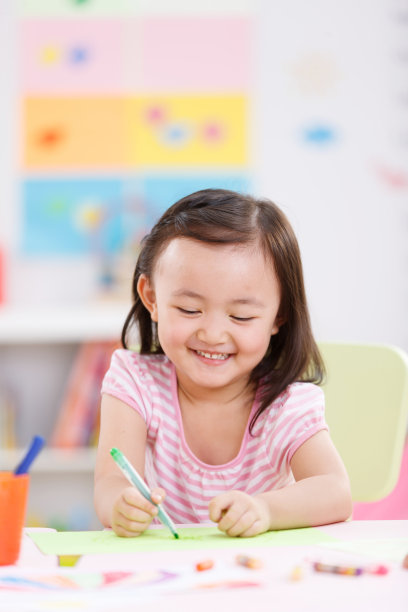 幼儿园儿童在作画图片下载