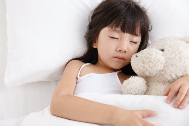 可爱的小女孩在卧室的床上睡觉图片下载