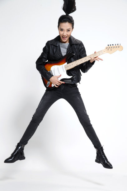 青年女人弹吉他图片下载