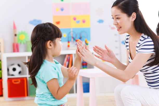 幼儿园老师和儿童在做游戏素材图片