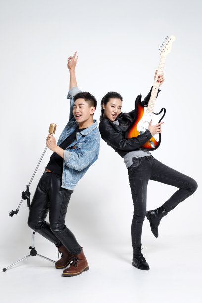 时尚的青年男女唱歌图片下载