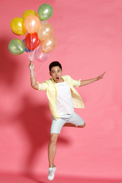 青年男人拿着气球图片下载