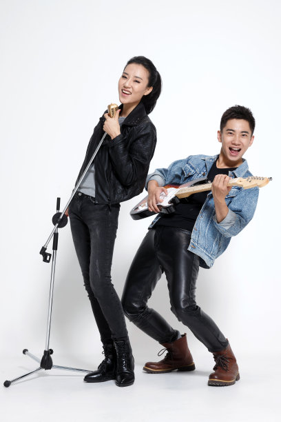 时尚的青年男女唱歌图片下载