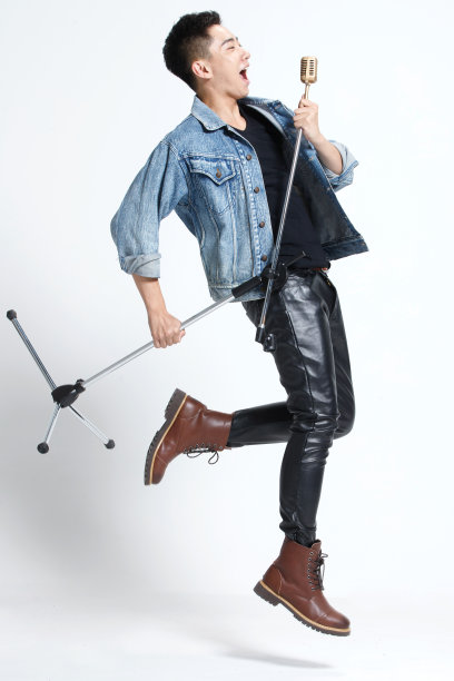 青年男人唱歌图片下载