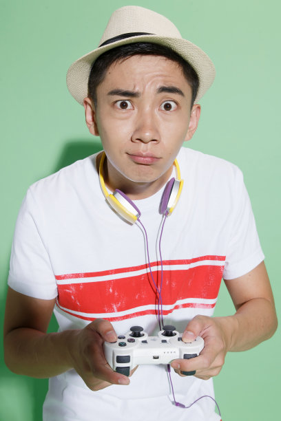 青年男人打游戏图片下载