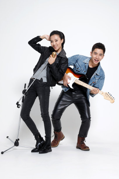 时尚的青年男女唱歌图片下载