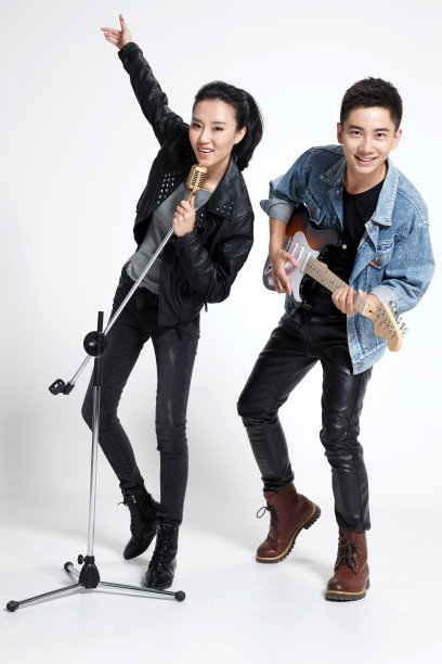 时尚的青年男女唱歌图片下载