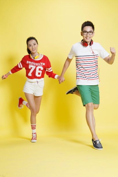 欢乐的青年情侣图片下载