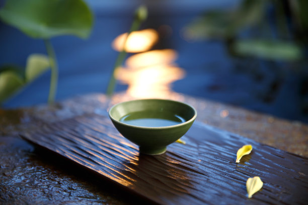 月色下的茶杯图片下载