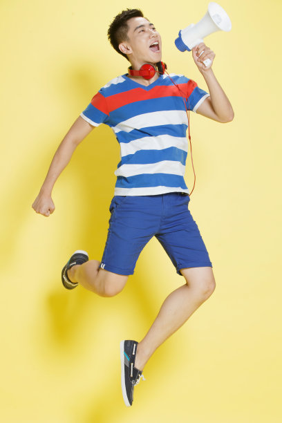 青年男人拿着扩音器呼喊图片下载