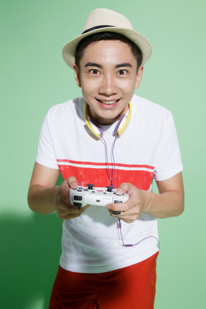 青年男人打游戏图片下载