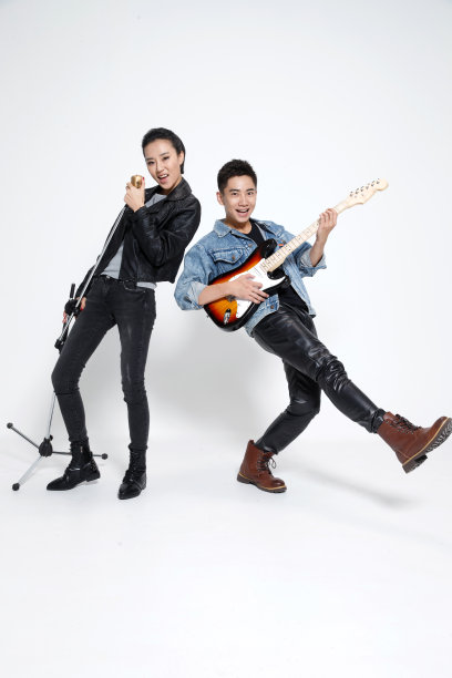 时尚的青年男女唱歌图片下载