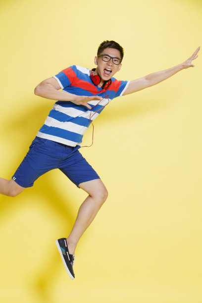 欢乐的青年男人图片下载