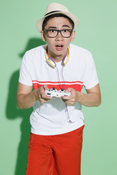 青年男人打游戏图片下载