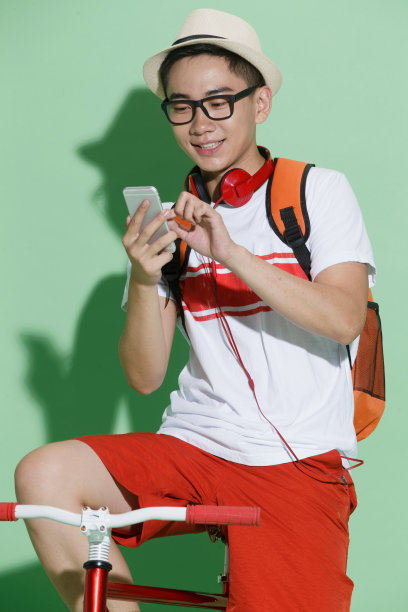 青年男人骑自行车图片下载