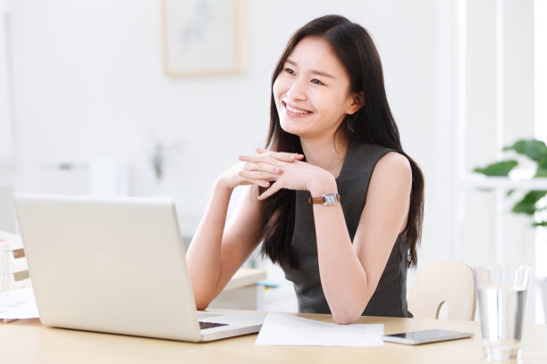 商务女人在办公室图片下载