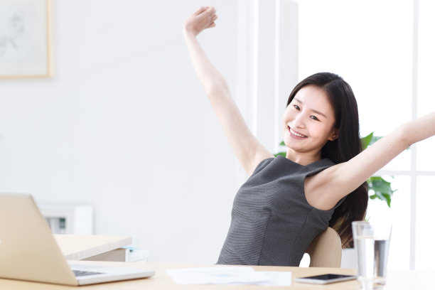 商务女人在办公室图片下载