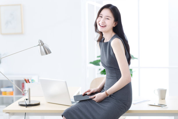 商务女人在办公室图片下载