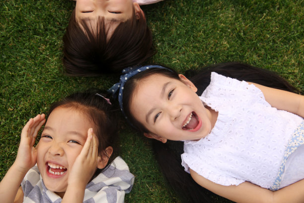 快乐的孩子们在草地上玩耍图片下载