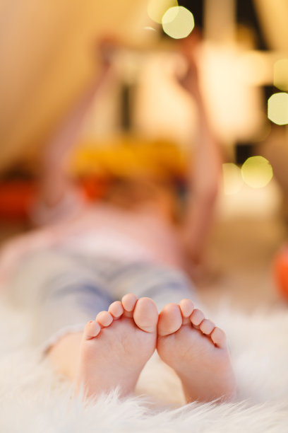 小女孩的脚丫图片下载