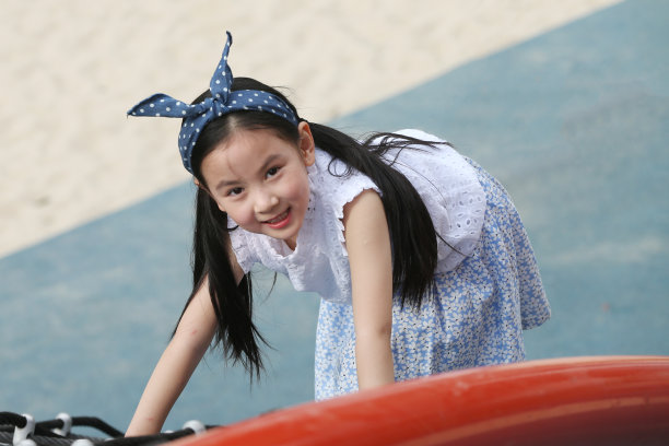 快乐儿童在户外玩耍图片下载