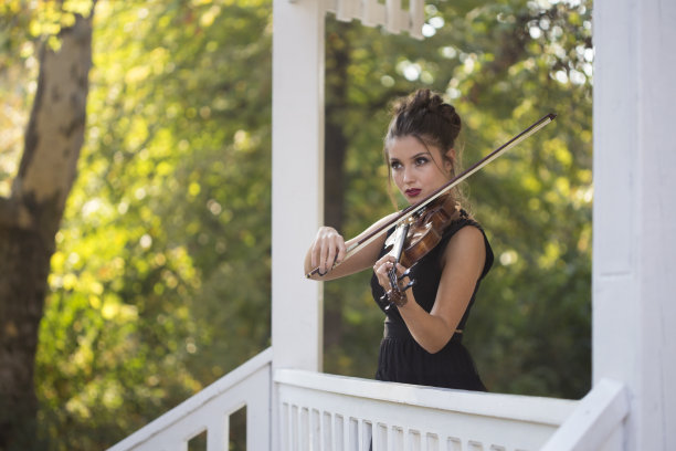 在乐队台上演奏的女小提琴手图片下载