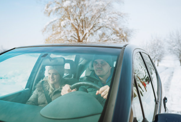 一对夫妇在雪地里开车图片下载