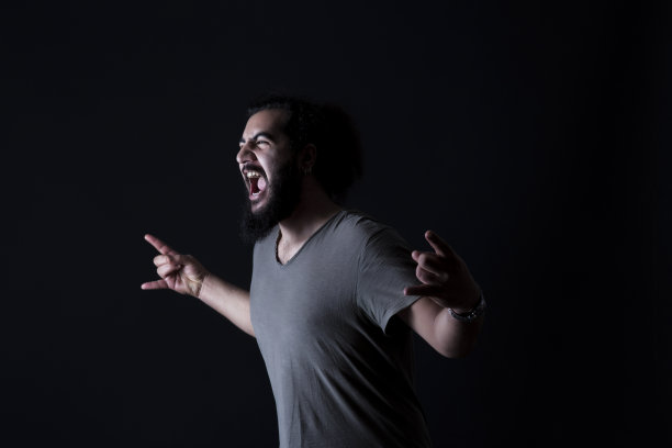 摇滚乐手。带着小胡子和黑色的长卷发随意图片下载