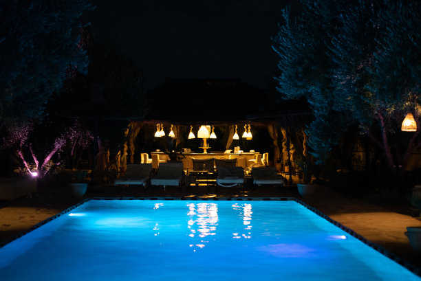 晚上的游泳池图片下载