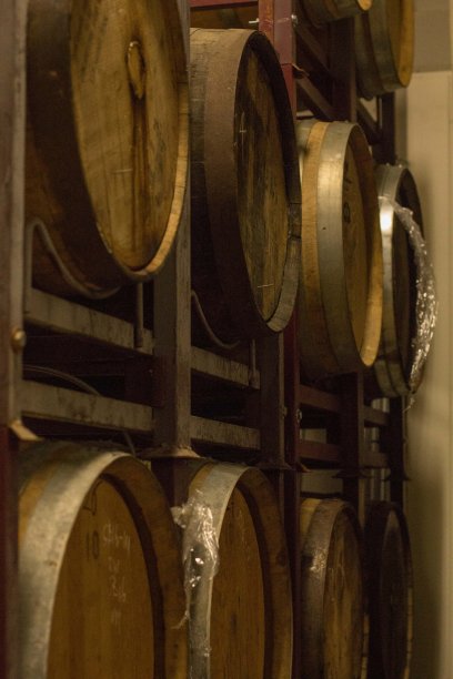 装满精酿啤酒的桶图片下载