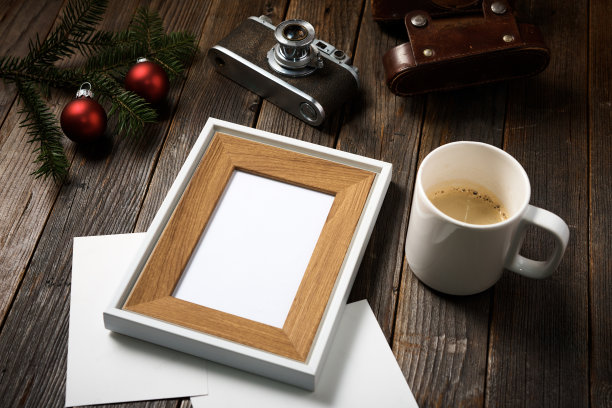 照片，相机，松树树枝和一杯咖啡。图片下载