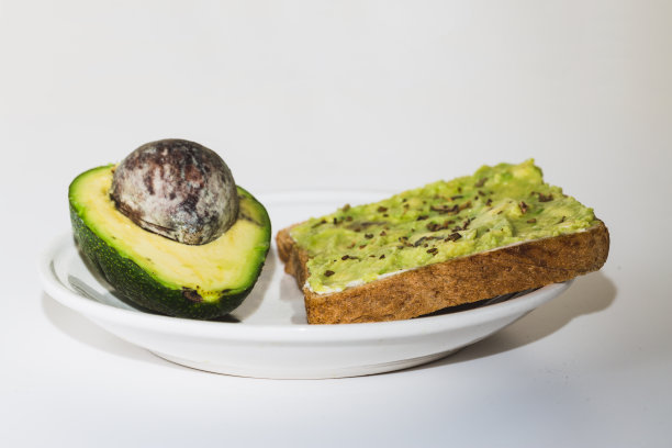 牛油果吐司盘——牛油果、柠檬和百里香吐司，白色背景图片下载