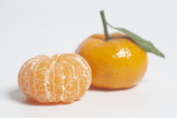 成熟的桔子和绿色的叶子图片下载