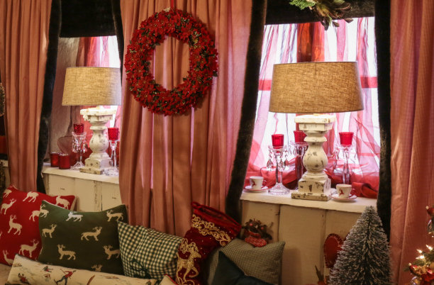 为圣诞节装饰的乡村家庭图片下载