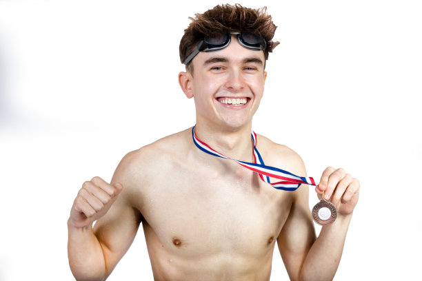 年轻的白人游泳运动员图片下载