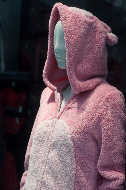 在时装店的陈列室里为女性设计的粉色连身裤图片下载