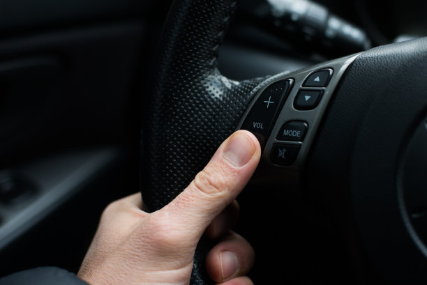 把手放在方向盘上，特写图片下载