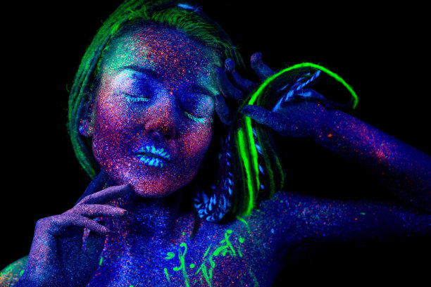 女孩的脸，外星人睡着了。手靠近脸图片下载