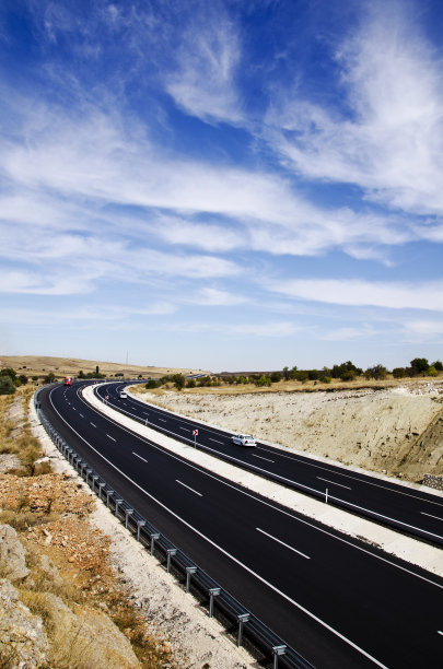 云层和高速公路图片下载