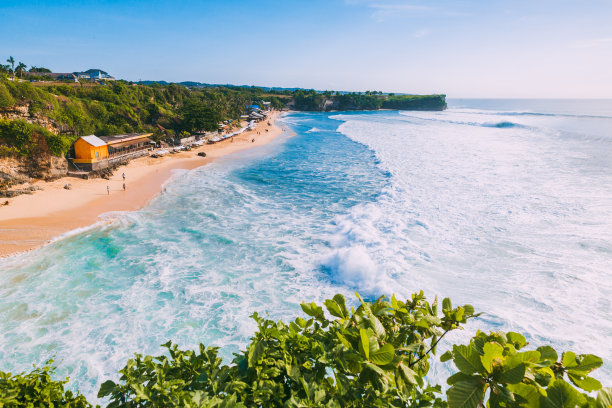 冲浪的蓝色海浪和巴厘岛的热带海滩图片下载