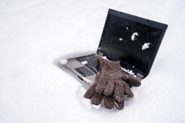 笔记本电脑在雪地上图片下载