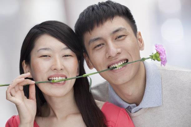 微笑的中国夫妇咬花素材图片