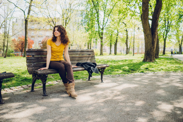 坐在公园的长椅上图片下载