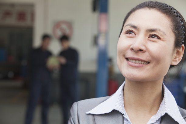 微笑的中国女商人抬起头图片下载