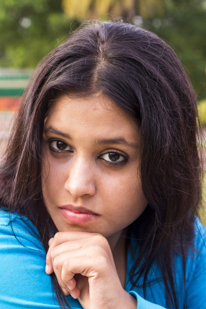 少女思考图片下载